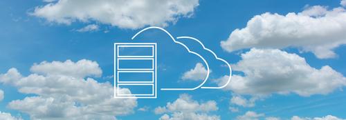 Wolkiger Himmel mit Icon eines On-Cloud Servers im Vordergrund 