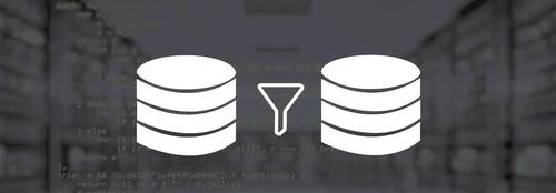 Programmierskript mit Icon zweier Server sowie einem Zeittrichter im Vordergrund 