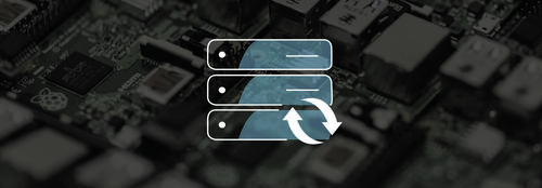 Hardware im Hintergrund mit Icon von Server im Vordergrund
