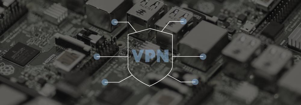 "VPN" geschrieben vor einem Hintergrund aus elektronischer Hardware