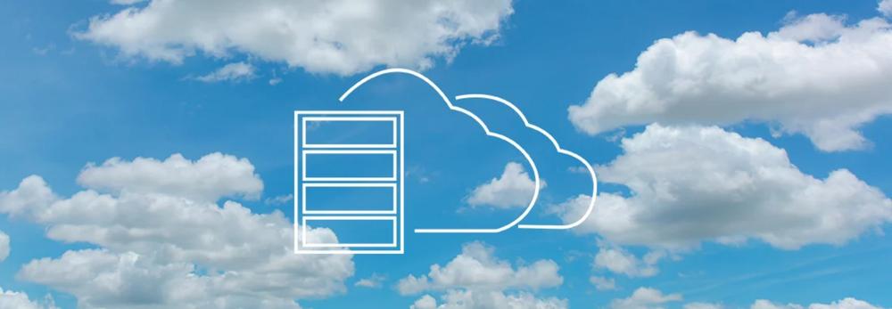 Wolkiger Himmel mit Icon eines weißen Cloud Servers im Vordergrund 